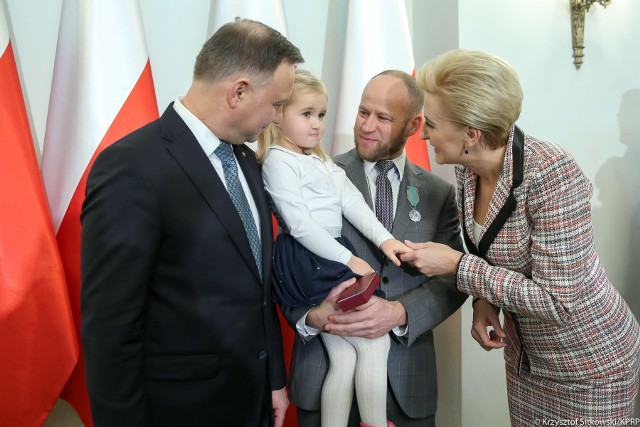 Podczas ceremonii Witoldowi Szkutnickiemu towarzyszyła najbliższa rodzina. Córeczka Ewa jest dumna z taty