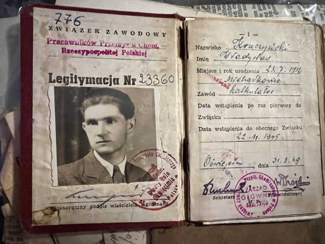 Mieszkanka Łańcuta na strychu przejętego po rodzicach domu znalazła teczkę z dokumentami nieznanego sobie mężczyzny z Oświęcimia