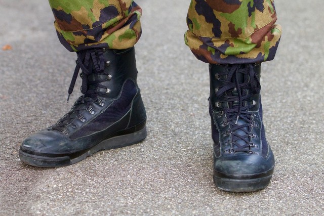 „Afera wojskowych butów” trafiła do sądu. Marek D. został oskarżony o wyłudzenie prawie 68 mln złotych. Zdjęcie ilustracyjne
