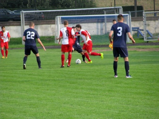 W Grajewie ŁKS 1926 Łomża pokonał (biało-czerwone koszulki) Warmię 2:1