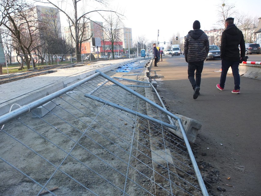 Ulica Niemodlińska wciąż rozkopana, a miała być skończona w...