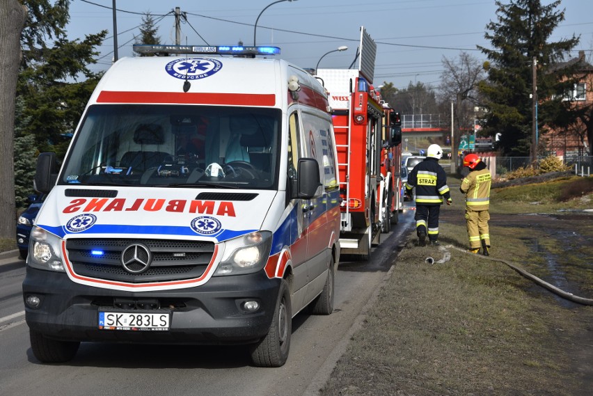 Pożar domu w Rybniku. Ląduje helikopter LPR po ranną...