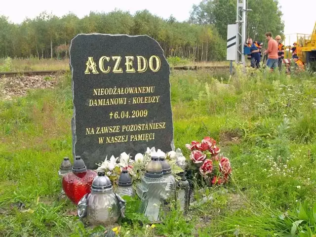 Pomnik poświęcony tragicznie zmarłemu kierowcy stanął tuż przy przejeździe. Aczedo to jego pseudonim.