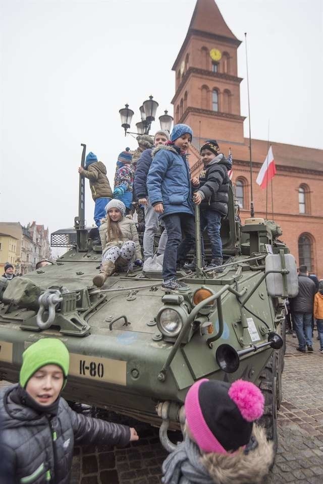 Amerykański sprzęt zaciekawił zwłaszcza najmłodszych torunian.  Była między innymi okazja, by pochodzić po pancerzu wozu bojowego „Stryker”. Kawalerzyści pozwalali zaglądać też do wnętrza tego i innych pojazdów