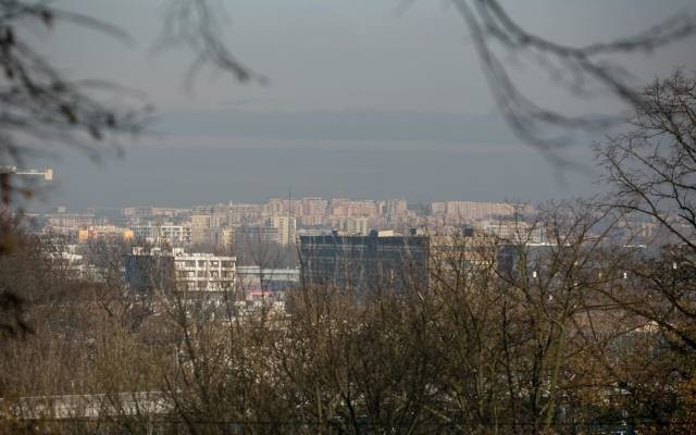 „Właściciel domu spala w piecu odpady po produkcji mebli". Małopolanie nie chcą oddychać smogiem i proszą o interwencje