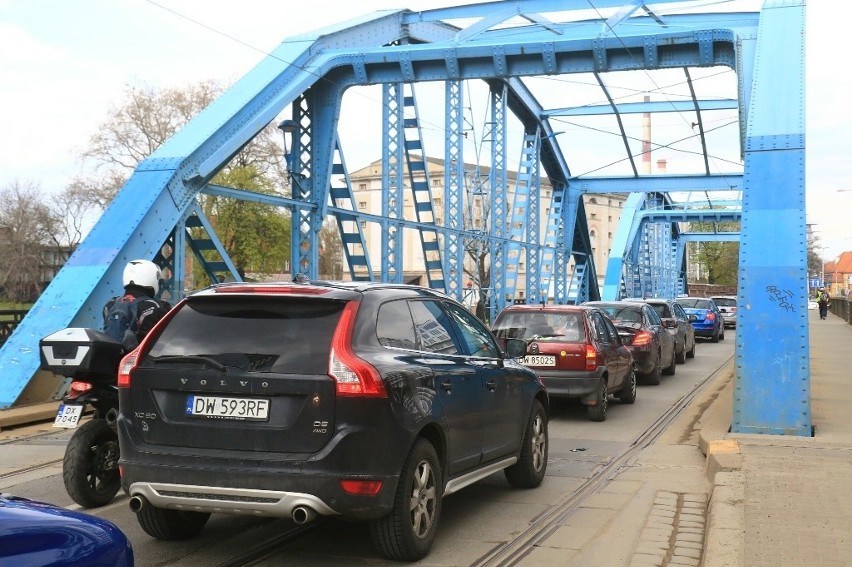 Ogromne korki w pobliżu placu Jana Pawła II i mostu...