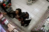 Kobieta ze wspólnikiem ukradli z drogerii w Świeciu kosmetyki warte ponad 1800 zł [WIDEO]