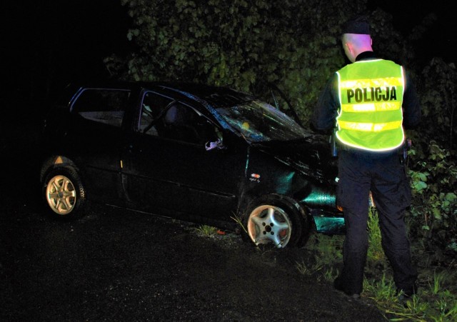 Bytowscy policjanci zatrzymali prawo jazdy kierującemu, kt&oacute;ry kierował volkswagenem w stanie nietrzeźwości i spowodował zdarzenie drogowe.