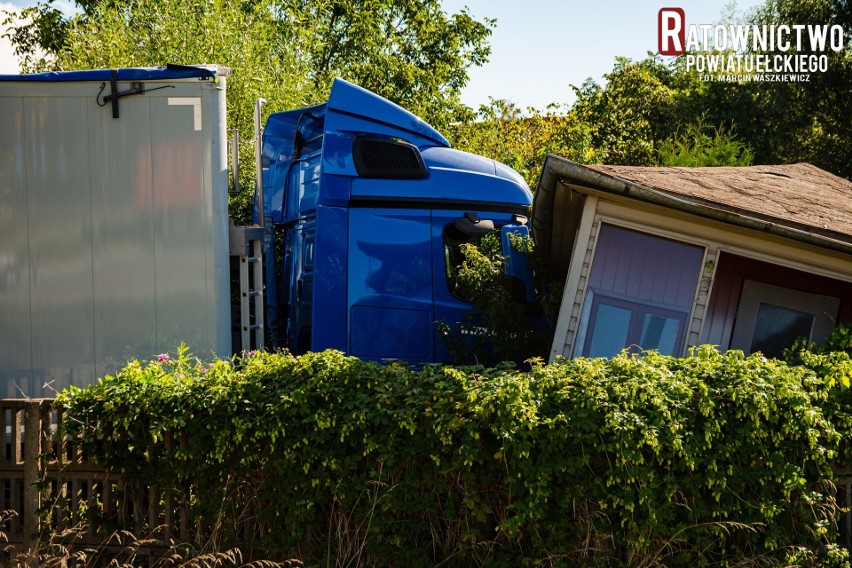Wypadek na obwodnicy Ełku. Ciężarówka zjechała z drogi i uderzyła w domek letniskowy