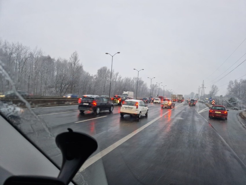 Kolizja na DK86 w Katowicach w kierunku Tychów.
