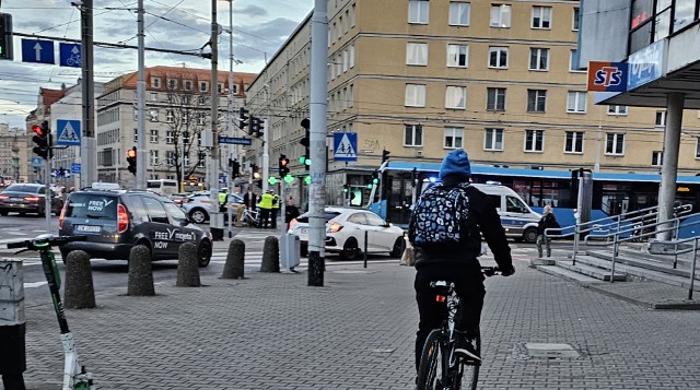 Pl. Legionów stał się dziś (25 marca) świadkiem poważnego wypadku, w którym rowerzysta zderzył się z tramwajem. Na miejscu przez długi czas trwały czynności. Tramwaje miały objazdy.