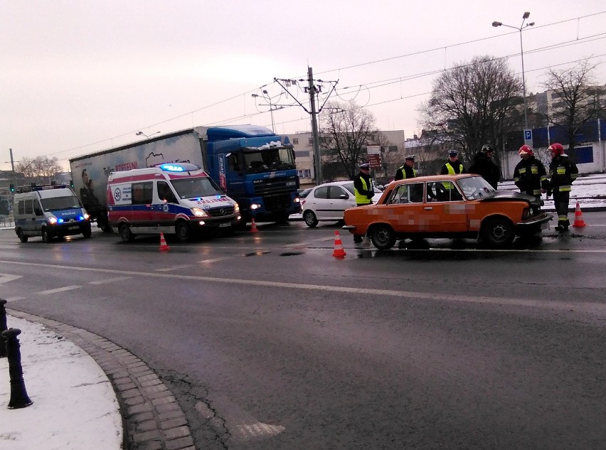 Wrocław: Wypadek na Legnickiej. Trzy osoby poszkodowane (ZDJĘCIA)