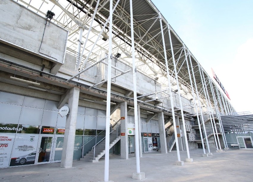 Podczas turniejów organizowanych przez UEFA na stadionach...