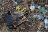 Wodzisławi Śląski: dzikie wysypiska śmieci to plaga! Pełno odpadów w lasach i przy drogach. Straż miejska montuje fotopułapki