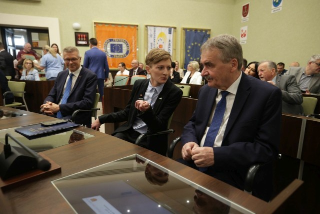 W środku nowa prezydentka Kielc, Agata Wojda. Obok niej dwaj byli prezydenci: Bogdan Wenta z jej prawej strony (sprawował urząd w latach 2018-2024) i Wojciech Lubawski z lewej (2002-2018)