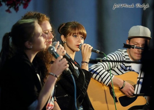 Od lewej: Sandra Skorupa, Patrycja Adamczak, Marta Adamczak i Waldemar Szydło.