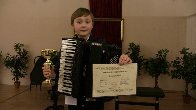 11-letni Krzyś z nagrodami za festiwal w Wiedniu.