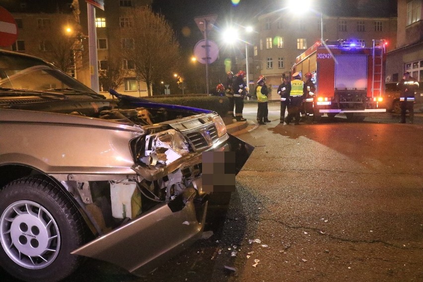 Wrocław: Wóz strażacki zderzył się z polonezem 