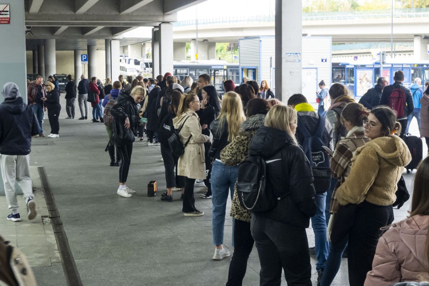 Kraków. Tłumy studentów pod punktami sprzedaży biletów. Tworzą się duże kolejki