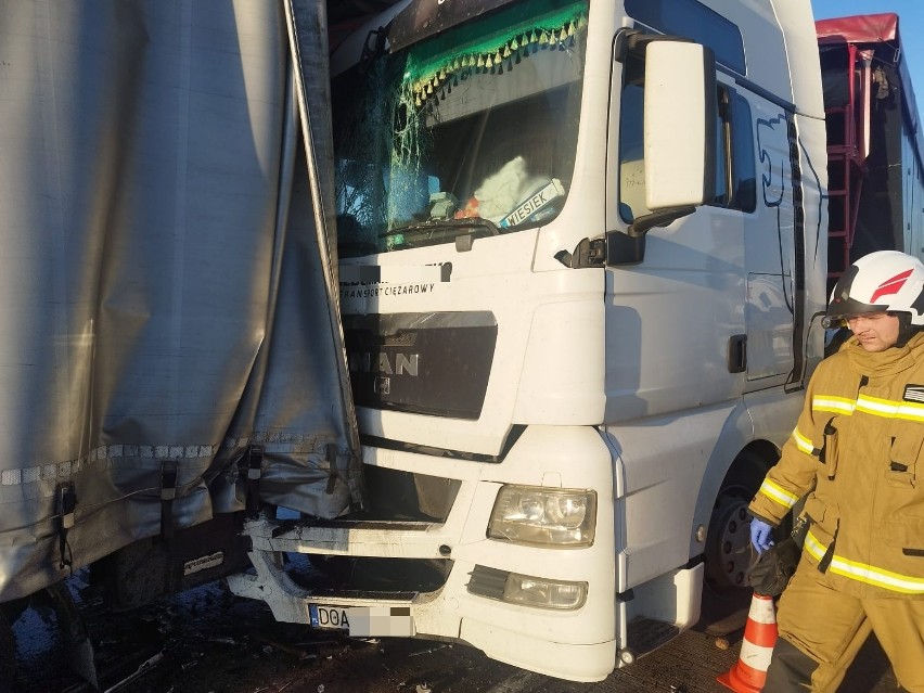 Groźny wypadek na A4 pod Wrocławiem. Zderzenie trzech tirów...