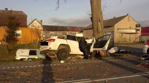 Pięciu mężczyzn zginęło w wypadku, do którego doszło nad ranem 20 kwietnia w Celbowie. Na prostym odcinku drogi biały jeep grand cheeroke jadący w kierunku Pucka uderzy w przydrożne drzewo. Przeczytaj więcej TUTAJ