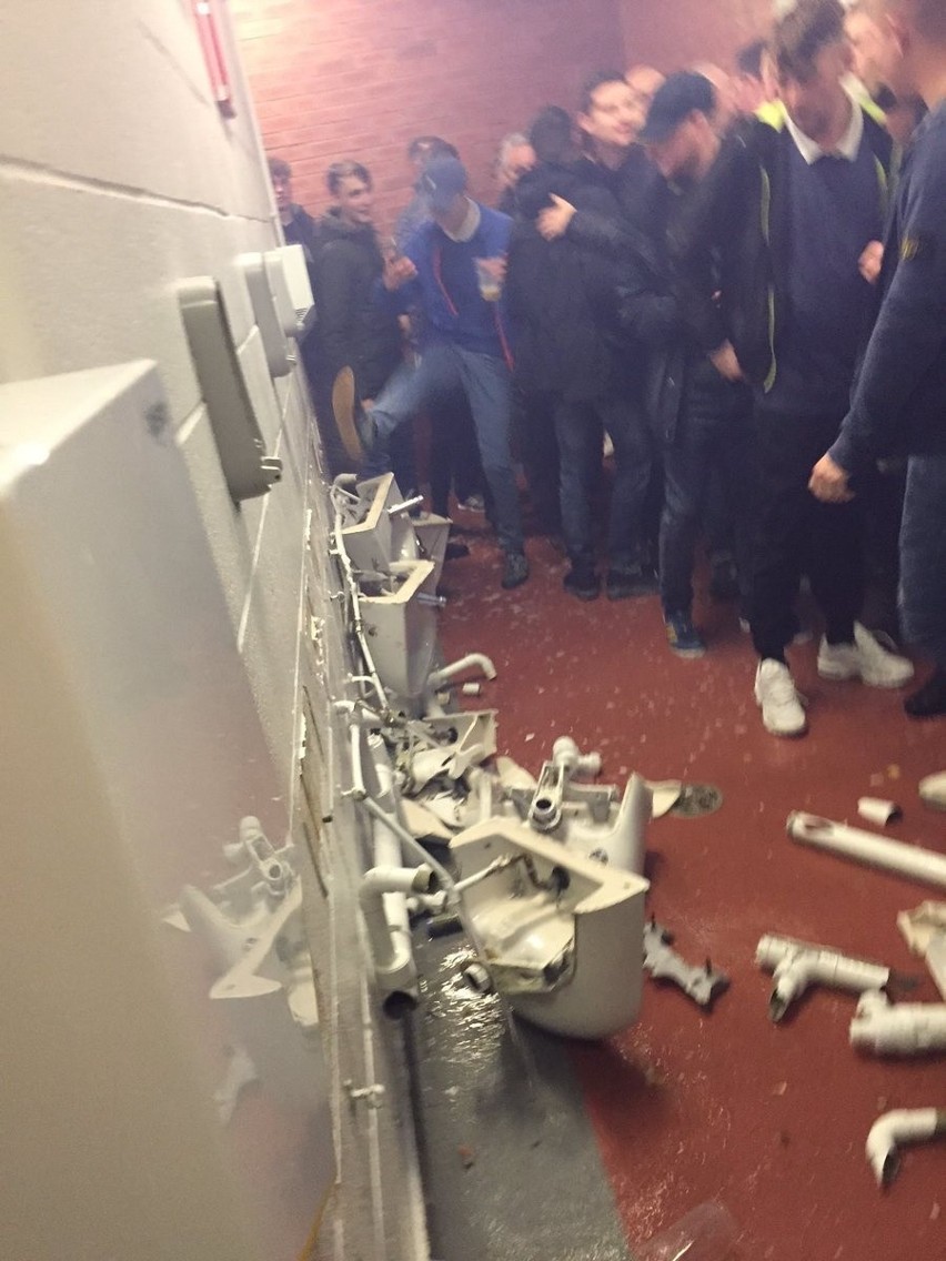 Kibice City zdemolowali toalety na Old Trafford po porażce z...