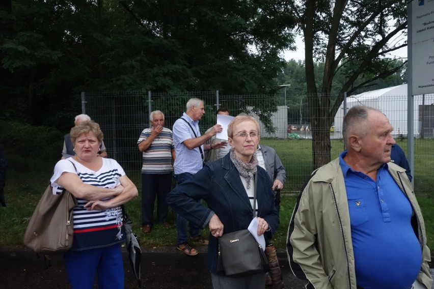 Spotkanie mieszkańców przed siedzibą MPGK Katowice przy ul....