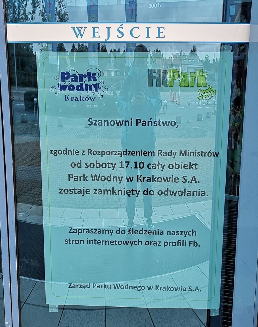 Kraków. Opustoszał parking przed największych w Krakowie kompleksem rekreacyjno-sportowym [ZDJĘCIA]