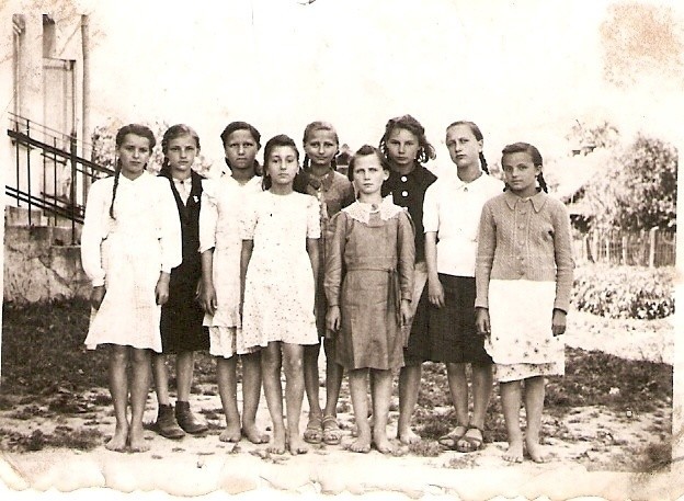 Janina Kruszelnicka w lwowskiej szkole (czwarta od lewej)....