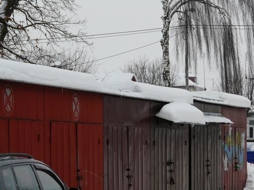 Śnieg leży na dachu garaży przy ul. Mickiewicza 172 w Bielsku Podlaskim