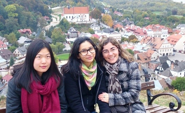 Mariela Belloso z Argentyny (z prawej), Naidin Santoscoy z Meksyku oraz Hong Yi Zhou z Chin na wycieczce w Kazimierzu Dolnym nad Wisłą.