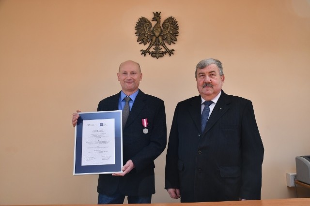 Inspektor Zbigniew Bałazy (z lewej) i starosta Jacek Kobyłka