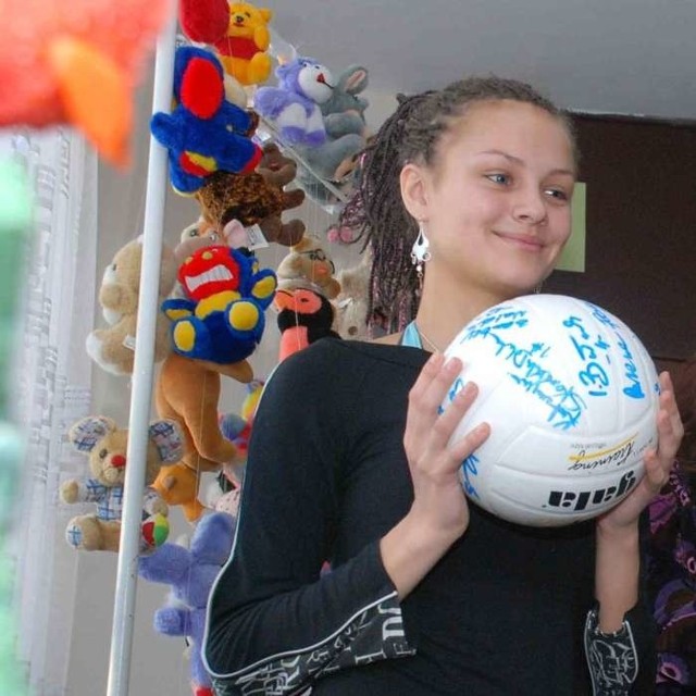 Ewa Chełmińska z najcenniejszym fantem podczas licytacji - piłką z podpisami siatkarek.