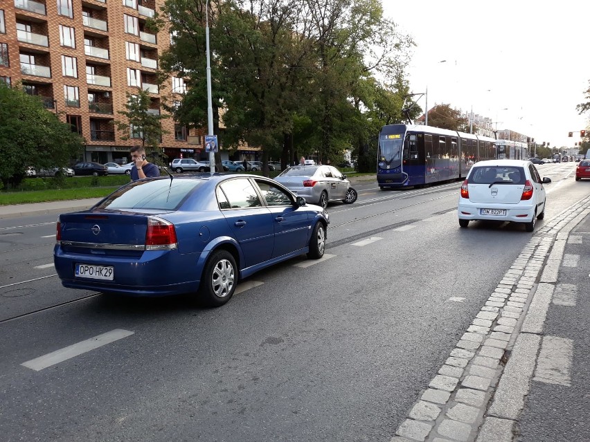 Wypadek na buspasie na Grabiszyńskiej. Objazdy MPK (ZDJĘCIA)
