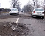 Garby, doły, koleiny i wielki strach kierowców - tak wygląda jazda koło Grójca