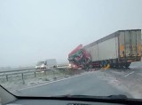 Wypadek na drodze Wrocław – Poznań. Tir uderzył w piaskarkę