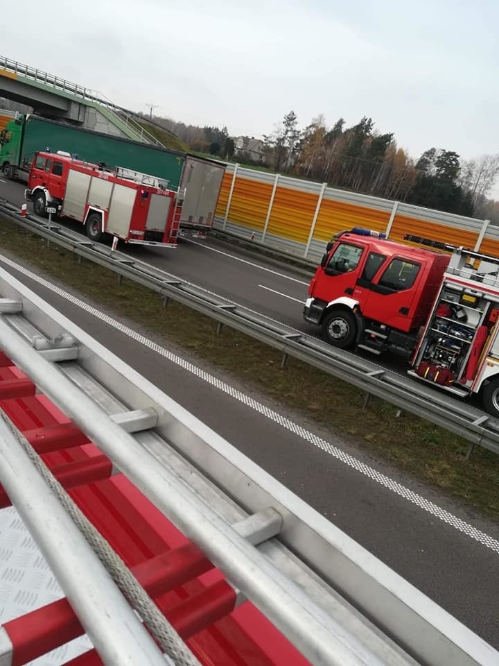 Radule. Toyota dachowała na drodze ekspresowej S8 w kierunku na Białystok. Dwie osoby ranne [ZDJĘCIA]