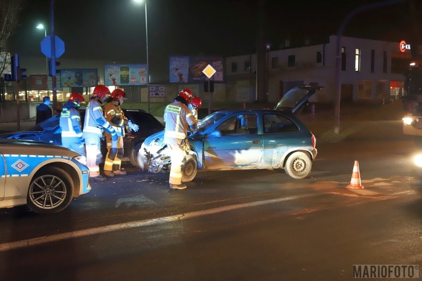 Opole. Zderzenie mazdy z oplem na ulicy Budowlanych....