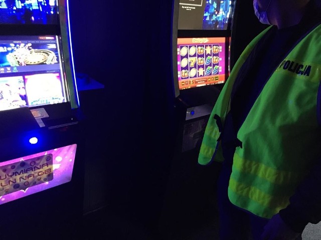 We wtorek 20.04.2021 funkcjonariusze w jednym z lokali w Golubiu-Dobrzyniu zabezpieczyli 3 automaty, na których zainstalowane były gry o charakterze losowym, prowadzone w celach komercyjnych