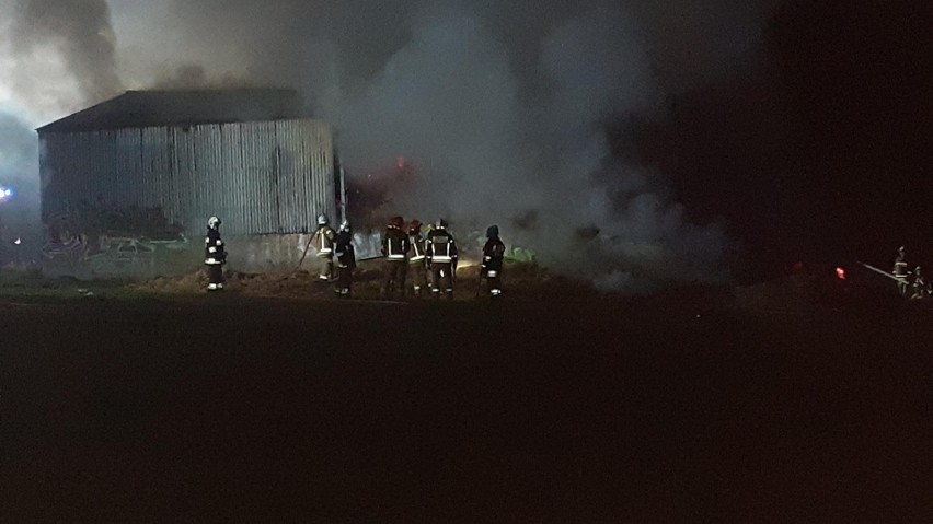 Pożar wiaty ze słomą w Żytnej - gmina Lyski