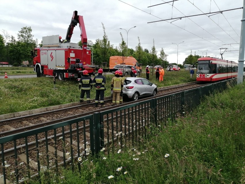 Samochód wpadł na tory tramwajowe na al. Havla w Gdańsku....