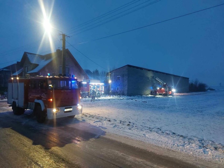Pożar budynku z warsztatem w miejscowości Miernów. Z ogniem walczyły cztery jednostki strażackie