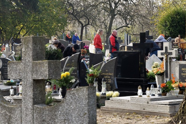 Na inowrocławskich cmentarzach w Dniu Wszystkich Świętych panował bardzo duży ruch. Groby swych bliskich odwiedzali mieszkańcy jak i osoby przyjezdne z innych zakątków Polski, a także innych krajów Europy. "Pomorska" prezentuje zdjęcia z cmentarzy w: Mątwach, Szymborzu, przy ul. Marulewskiej, ul. Libelta i ul. Marcinkowskiego.