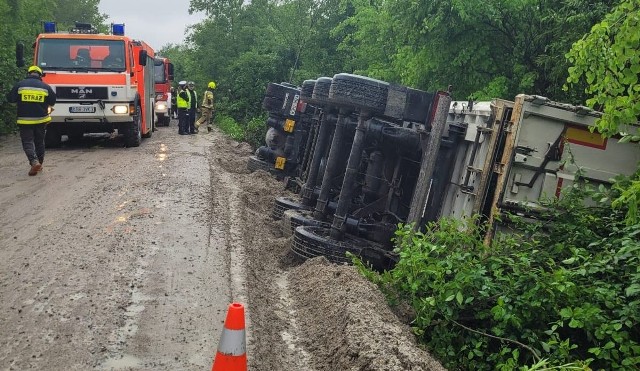 Ciężarówka przewróciła się do rowu w Borzęcinie Górnym, kierowca został zakleszczony w pojeździe