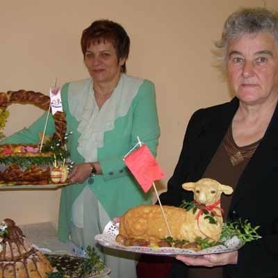 Panie z Krzydłowiczek: ( od lewej) Grażyna Wójcik i Wanda Pałasz przygotowały między innymi wypieki związane ze święconką. Baranka z ciasta drożdżowego i koszyk.