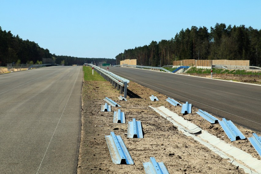 W czerwcu kierowcy mają wjechać na dwa odcinki trasy S19 budowanej na południe od Lublina. Kiedy zaczną korzystać z pozostałych czterech?