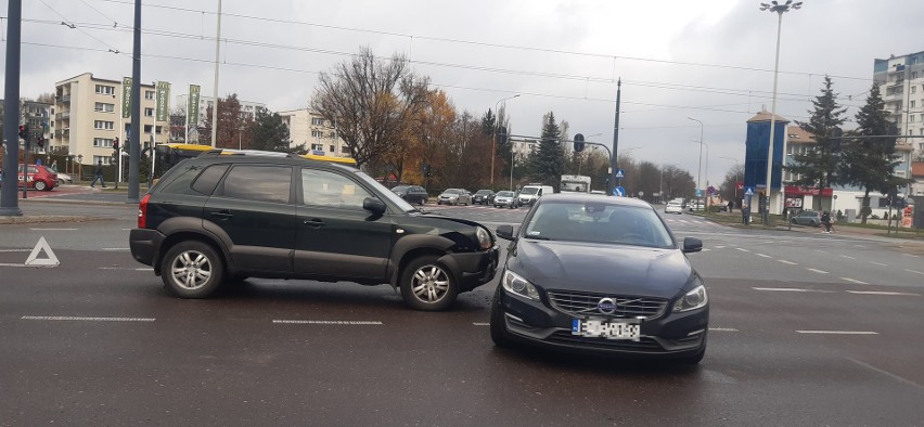 Wypadek u zbiegu al. Wyszyńskiego i ul. Retkińskiej. Zderzyły się dwa samochody