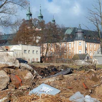 Ruiny mleczarni skrywają całe sterty śmieci. Już wkrótce przekonamy się czy świebodzińscy urzędnicy potrafią zrobić porządek pod klasztorem.