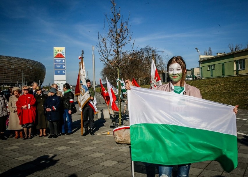 W Gdańsku posadzono trzy Dęby ku czci Bohaterom Zbrodni Katyńskiej.  Każde drzewo symbolizuje jedno nazwisko oficera
