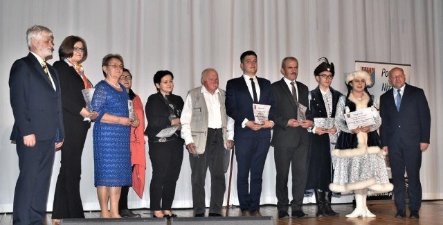 Osoby nagrodzone przez niżańskiego starostę podczas obchodów Powiatowego Dnia Działacza Kultury